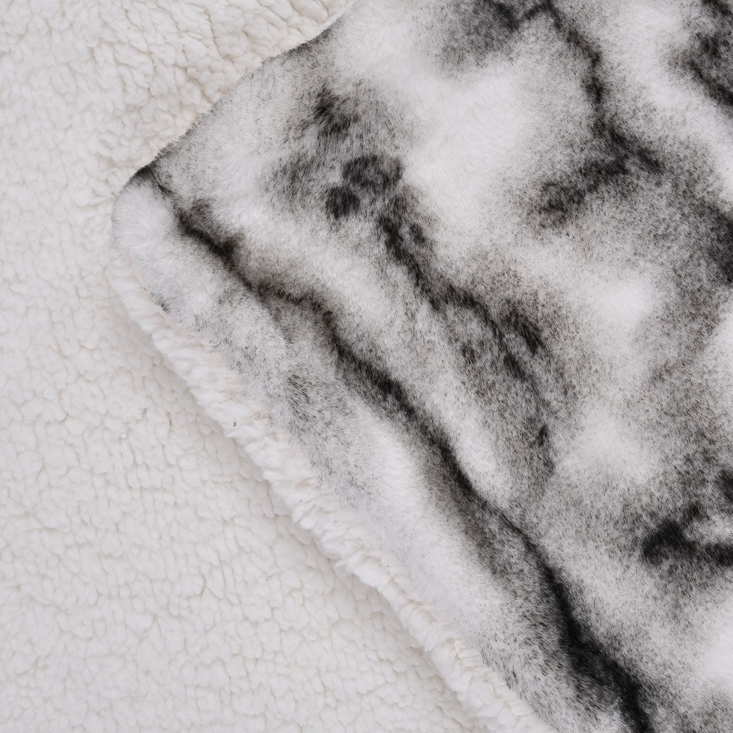 Super Soft Faux Chinchilla Fur Double Layer Blanket with Sherpa Lining (Size 200x150 cm) - White_7133372_3