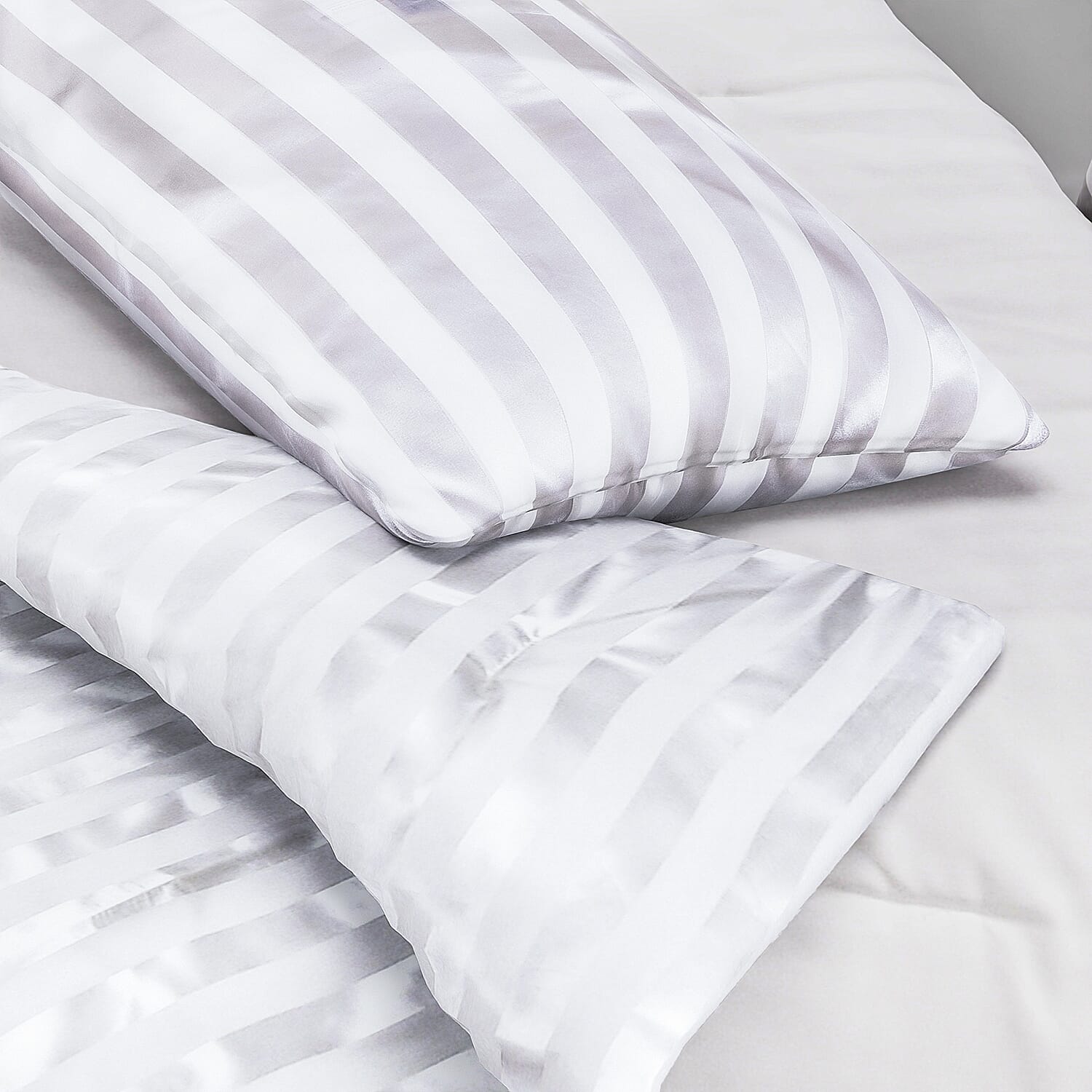 Polyester Patterned Comforter and Duvet (Size 200x1 cm) - White & White