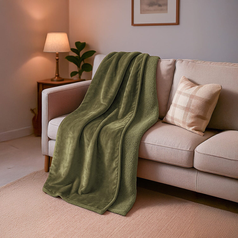 THE EPITOME OF LUXURY - Super Luxurious 550 GSM Fluffy and Cozy Large Blanket (200 x 150 cm) - Forest Green