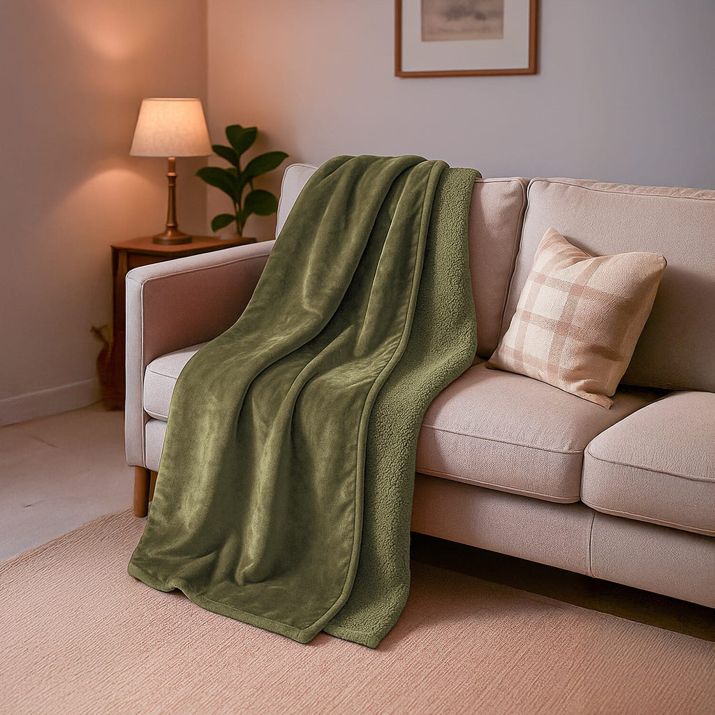 THE EPITOME OF LUXURY - Super Luxurious 550 GSM Fluffy and Cozy Large Blanket (200 x 150 cm) - Forest Green