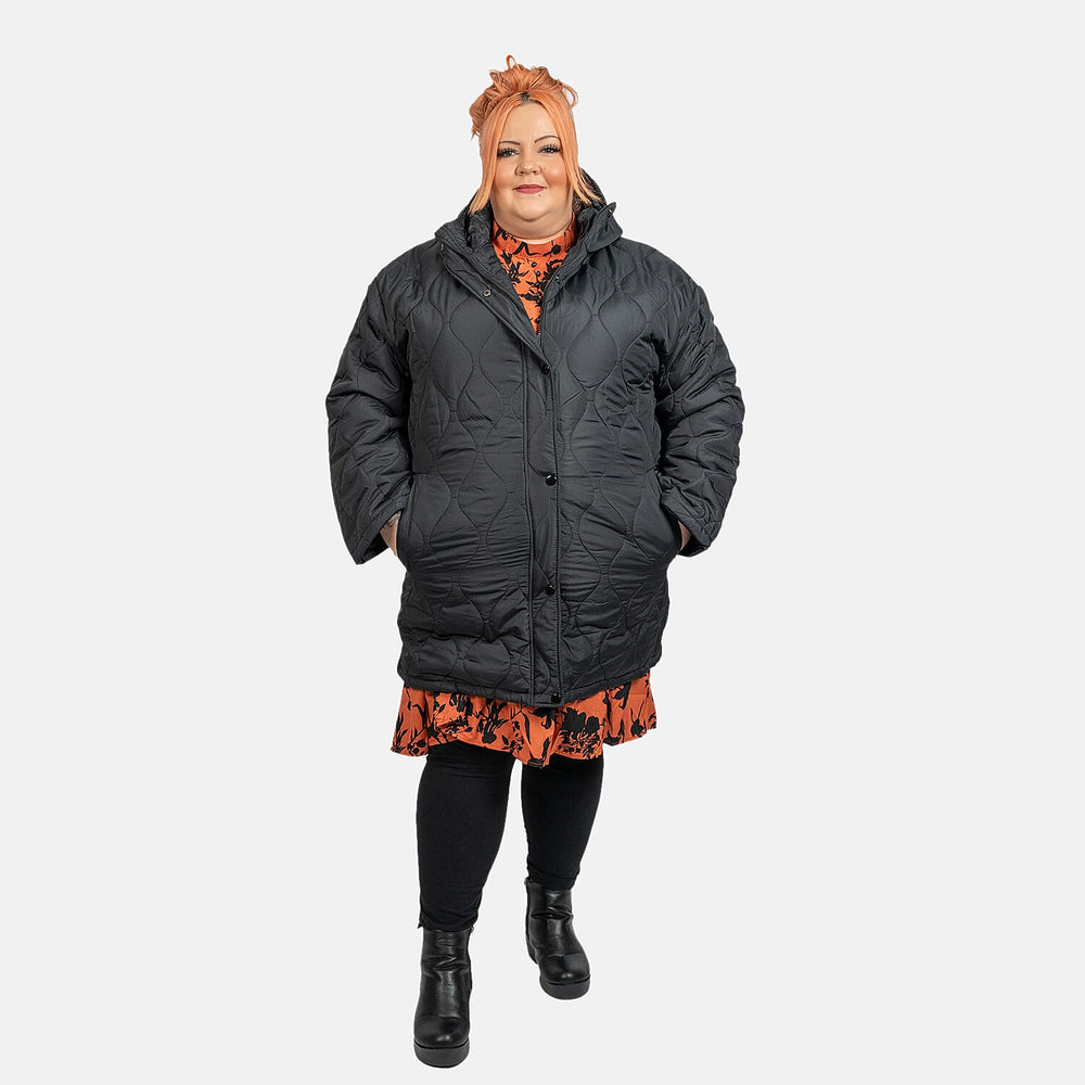 Brave Soul Long Onion Quilted Coat (Sie 18) - Black