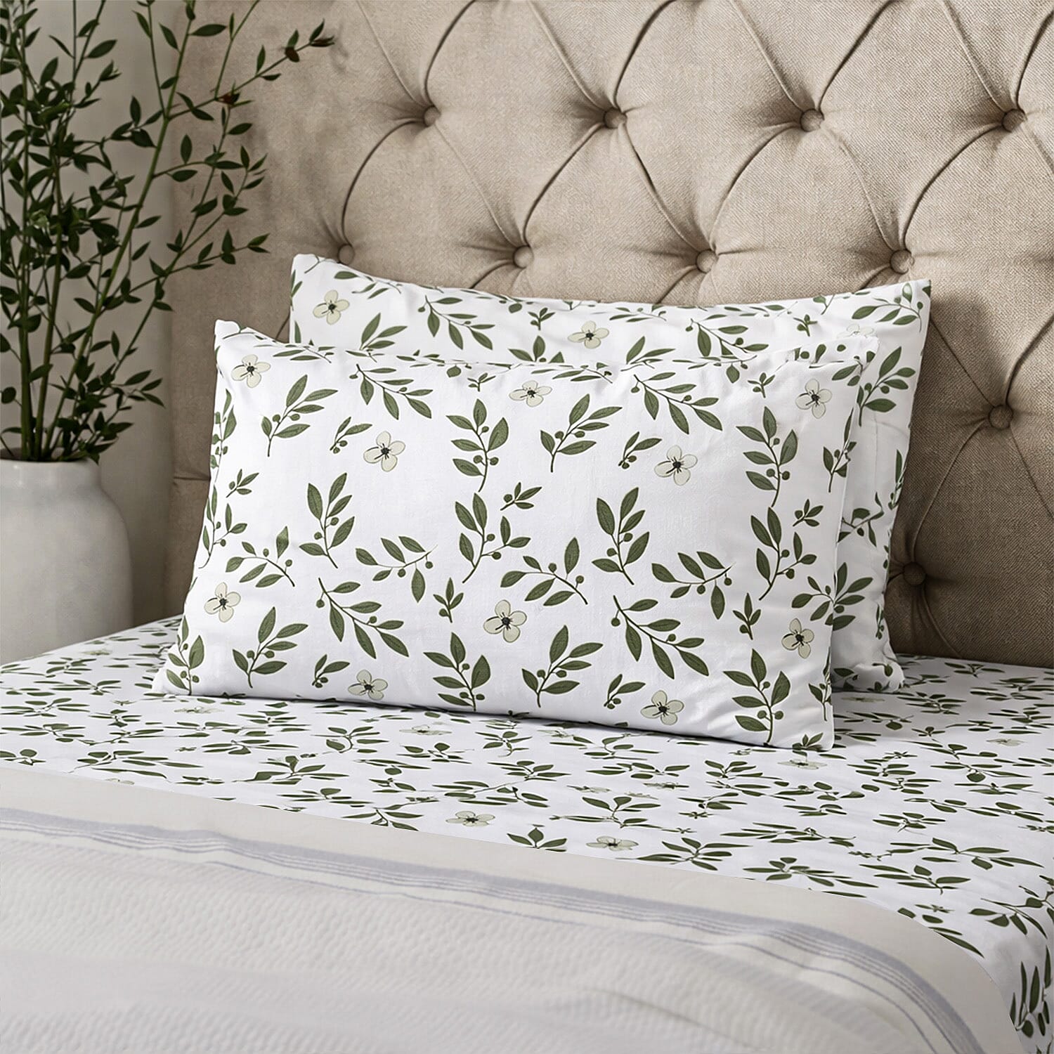 Hush Haven 6-Piece Floral Digital Print Duvet Set - inc. Reversible Quilt Cover, Fitted Sheet, 2 Housewife Pillowcases and 2 Oxford Pillowcases (200 x 200cm) - Green - White