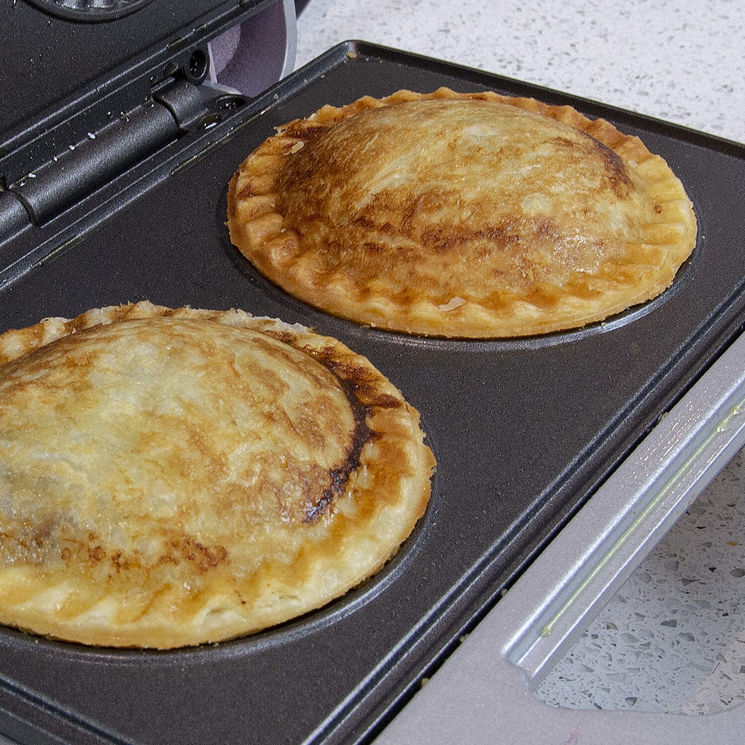 Quest Non Stick Pie Maker - Black