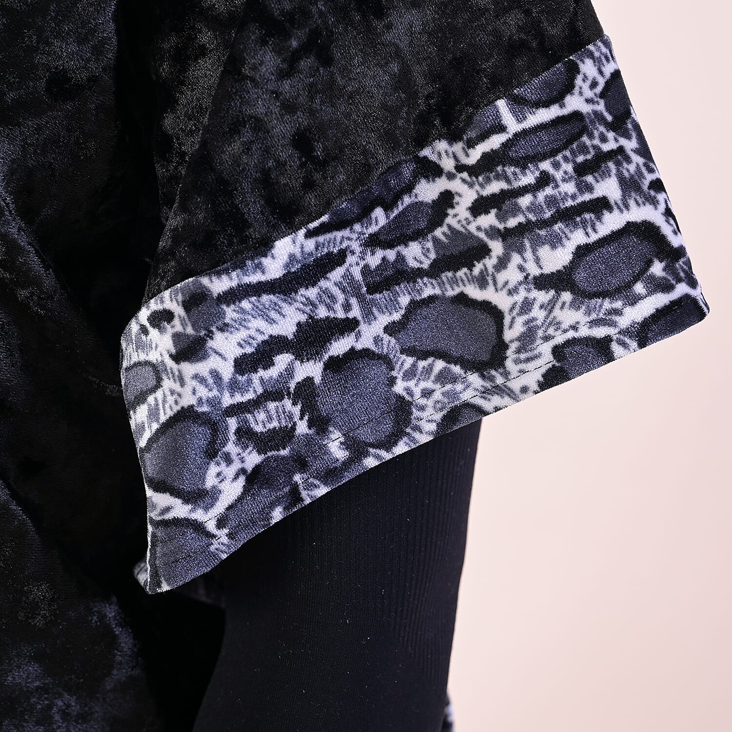 TAMSY Velvet Kimono with Leopard Print Border (Size 70x75 Cm) - Black - Grey