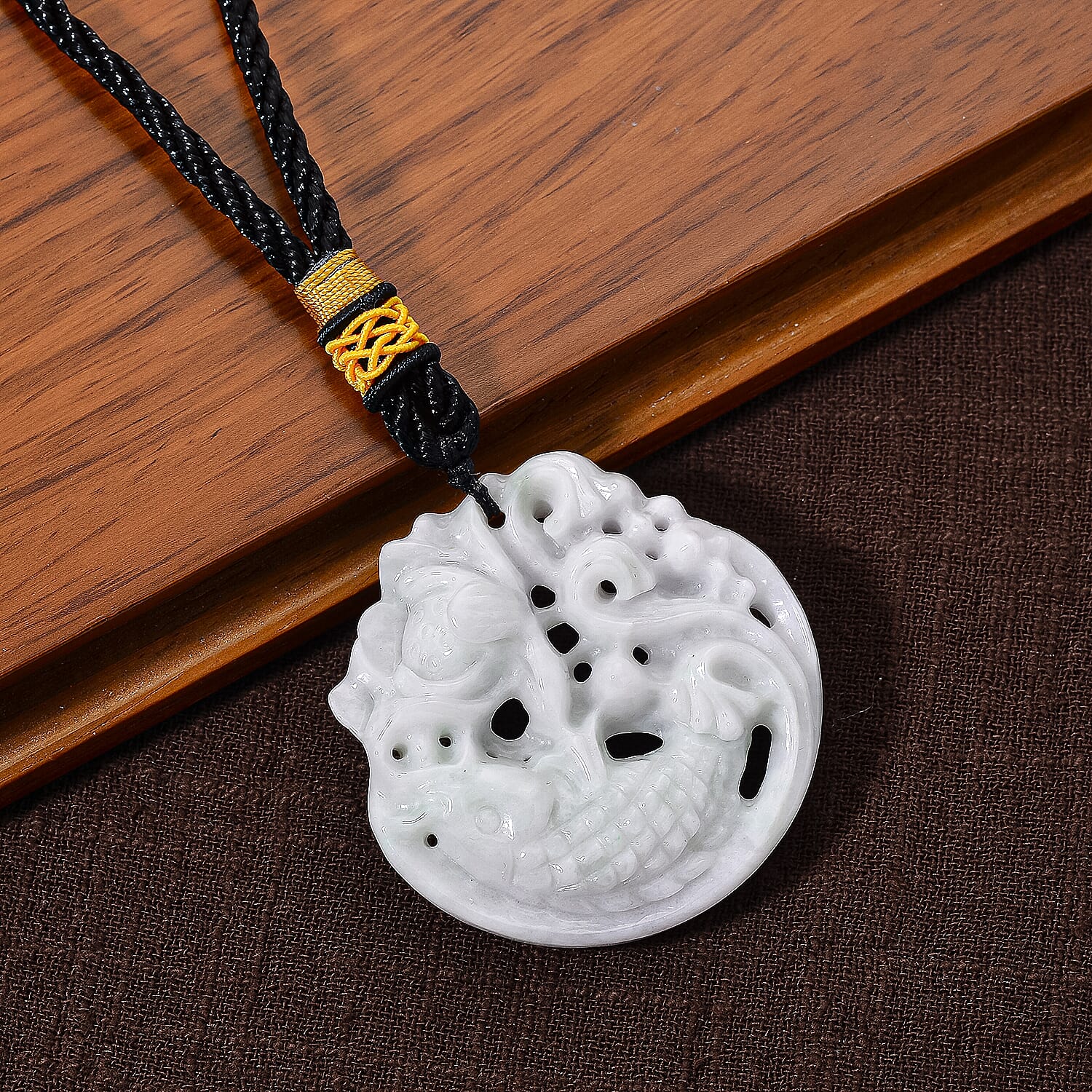Natural Jade Vista Crest Hanging Decoration (Size - One Size) - White & Black